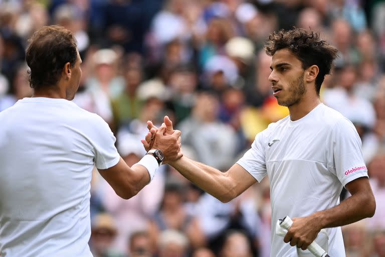 El saludo final: Rafael Nadal se estrecha con Francisco Cerúndolo después de la batalla que libraron en la Catedral