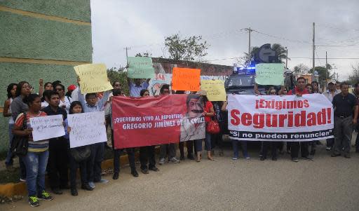 Unos allegados del periodista mexicano Gregorio Jiménez, secuestrado y asesinado, protestan frente a su casa en Coatzacoalcos, en el estado de Veracruz, el 11 de febrero del 2014 (AFP/Archivos | -)