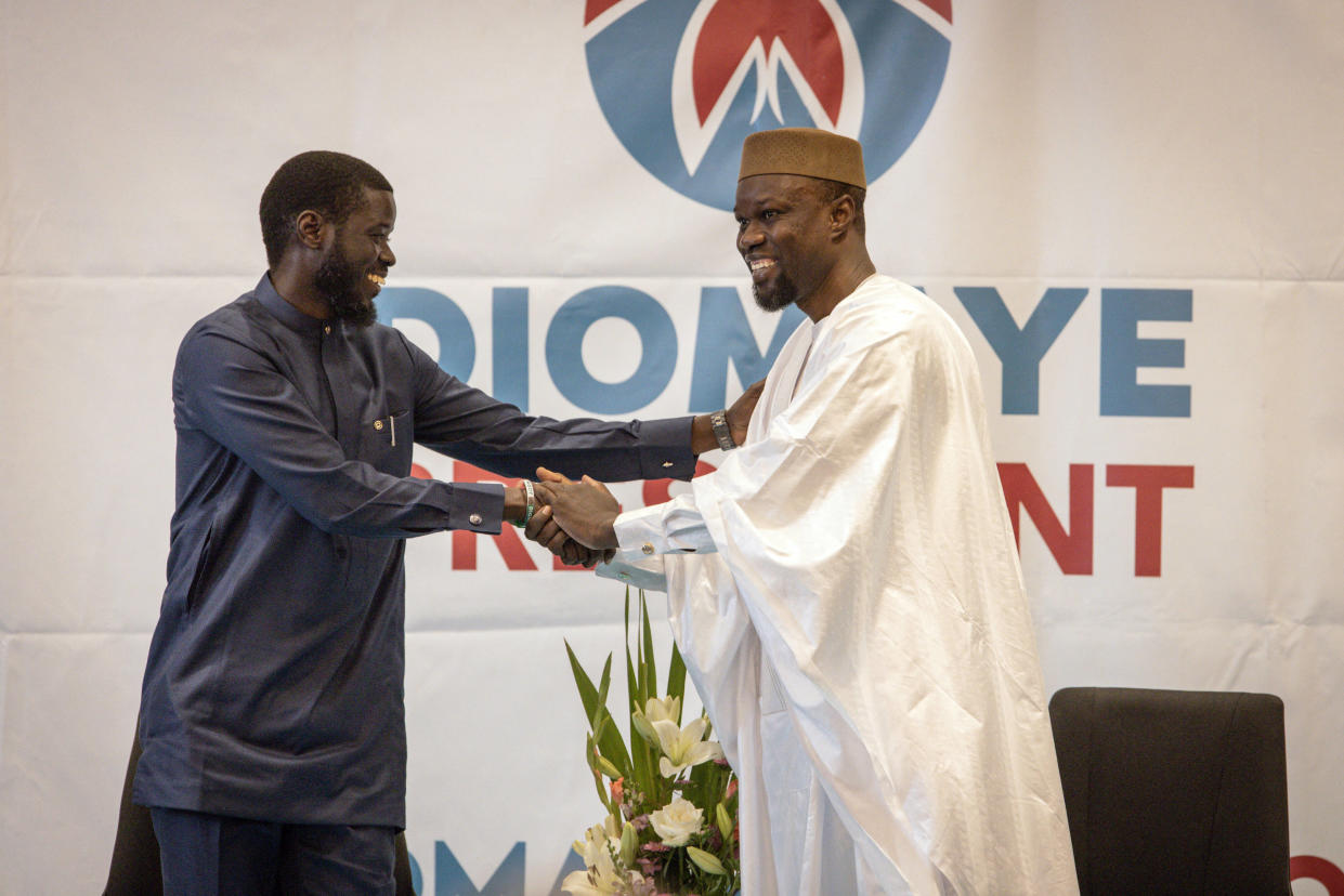 Le leader de l’opposition sénégalaise, Ousmane Sonko (droite) serre la main du candidat à la présidentielle Bassirou Diomaye Faye, qui se présente en son nom, le 15 mars dernier.