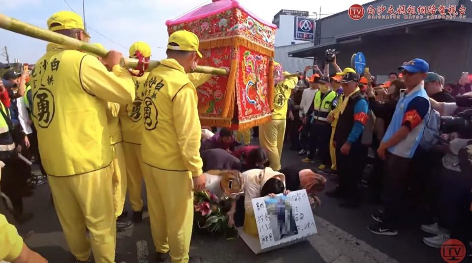 一名劉姓工人落水失蹤，他的姊姊跪求媽祖「讓弟弟早日回家」。（翻攝自白沙屯媽祖網路電視台YouTube）