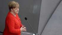 <p>Con un sueldo anual de 300.000 euros, Angela Merkel es la jefa de gobierno mejor pagada de la Unión Europea. El salario de la canciller de Alemania es cuatro veces superior a la media de sus conciudadanos. (Foto: Michael Sohn / AP). </p>
