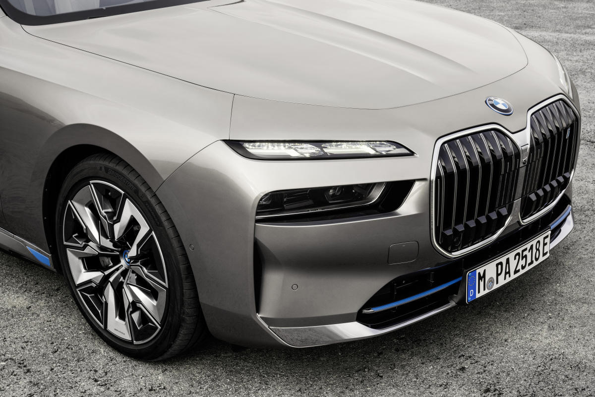 BMW unveils top-of-the-line electric 7 Series sedan, the i7