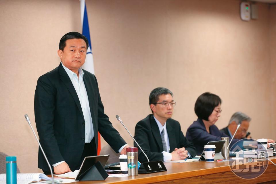 民進黨立委王定宇（左）擔任祕密會議主席時，曾阻止馬文君在會中講電話。