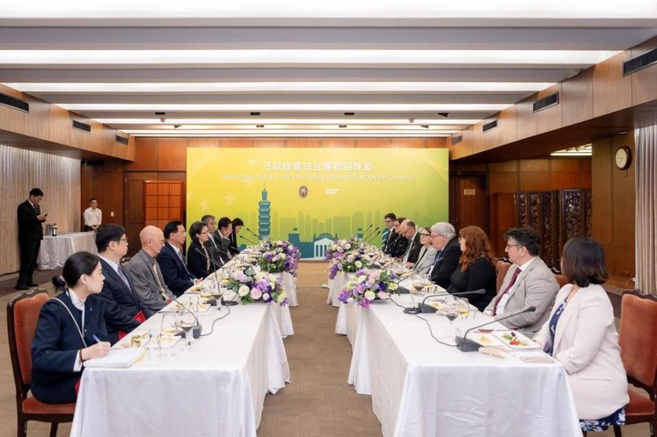 外交部長吳釗燮於26日晚宴歡迎「泛歐綠黨訪台團」。圖／外交部提供