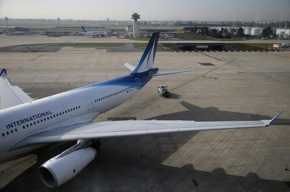 ARCHIVO - En esta imagen de archivo del 8 de abril de 2015, un avión estacionado en la pista del aeropuerto de Paris Orly, al sur de París. (AP Foto/Francois Mori, Archivo)