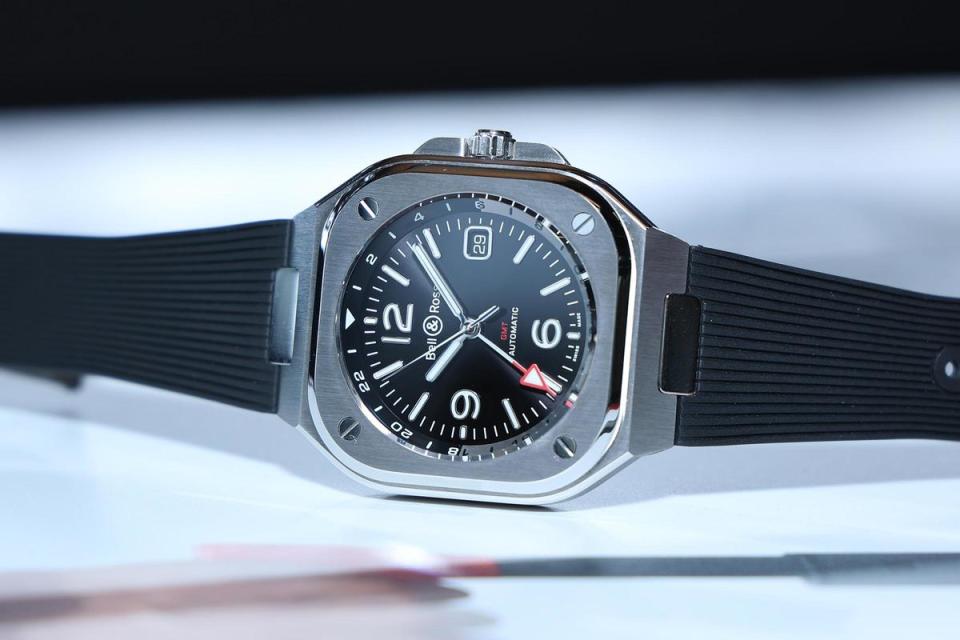 BELL & ROSS BR05 GMT腕錶，41mm不鏽鋼錶殼，搭配橡膠帶，建議售價NT$156,000。