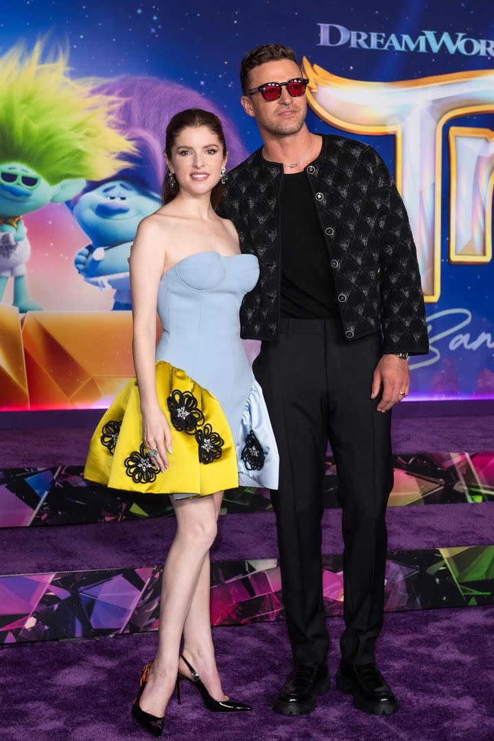 La actriz Anna Kendrick, coprotagonista del film, posó con Justin Timberlake. La actriz optó por un vestido corto strapless que combinó celeste y amarillo con unos apliques en negro