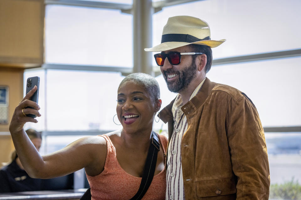 Tiffany Haddish, izquierda, y Nicolas Cage en una escena de "The Unbearable Weight of Massive Talent" (“El peso del talento”) en una imagen proporcionada por Lionsgate. (Karen Ballard/Lionsgate via AP)