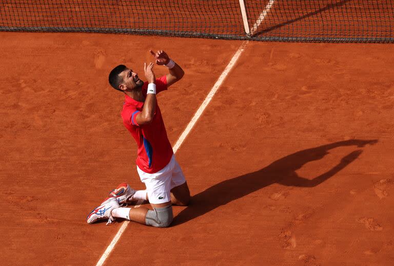 La profunda emoción de Djokovic al vencer a Alcaraz en la final olímpica disputada en el Philippe-Chatrier, el court central de Roland Garros 