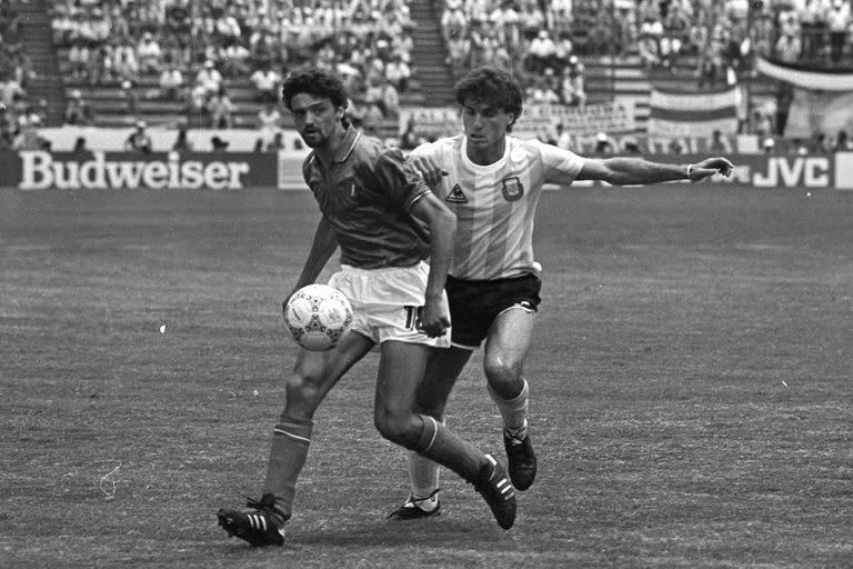 Oscar Ruggeri y Altobelli, el autor del gol italiano en el duelo de 1986, en México