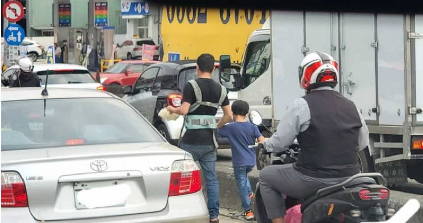 1名爸爸帶著2個小孩在車陣中叫賣玉蘭花的身影，沒想到如今卻有網友爆料，收到小孩生母私訊。（圖／翻攝自臉書社團爆廢公社）