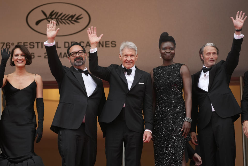 Phoebe Waller-Bridge, de izquierda a derecha, el director James Mangold, Harrison Ford, Shaunette Renee Wilson y Mads Mikkelsen posan a su llegada al estreno de la película 'Indiana Jones and the Dial of Destiny' en la 76a edición del festival internacional de cine de Cannes, en el sur de Francia, el jueves 18 de mayo de 2023. (Foto Scott Garfitt/Invision/AP)