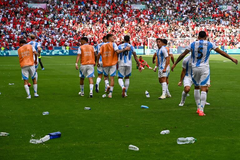 Las botellas tiradas sobre el césped, luego del gol de Medina... que sería anulado