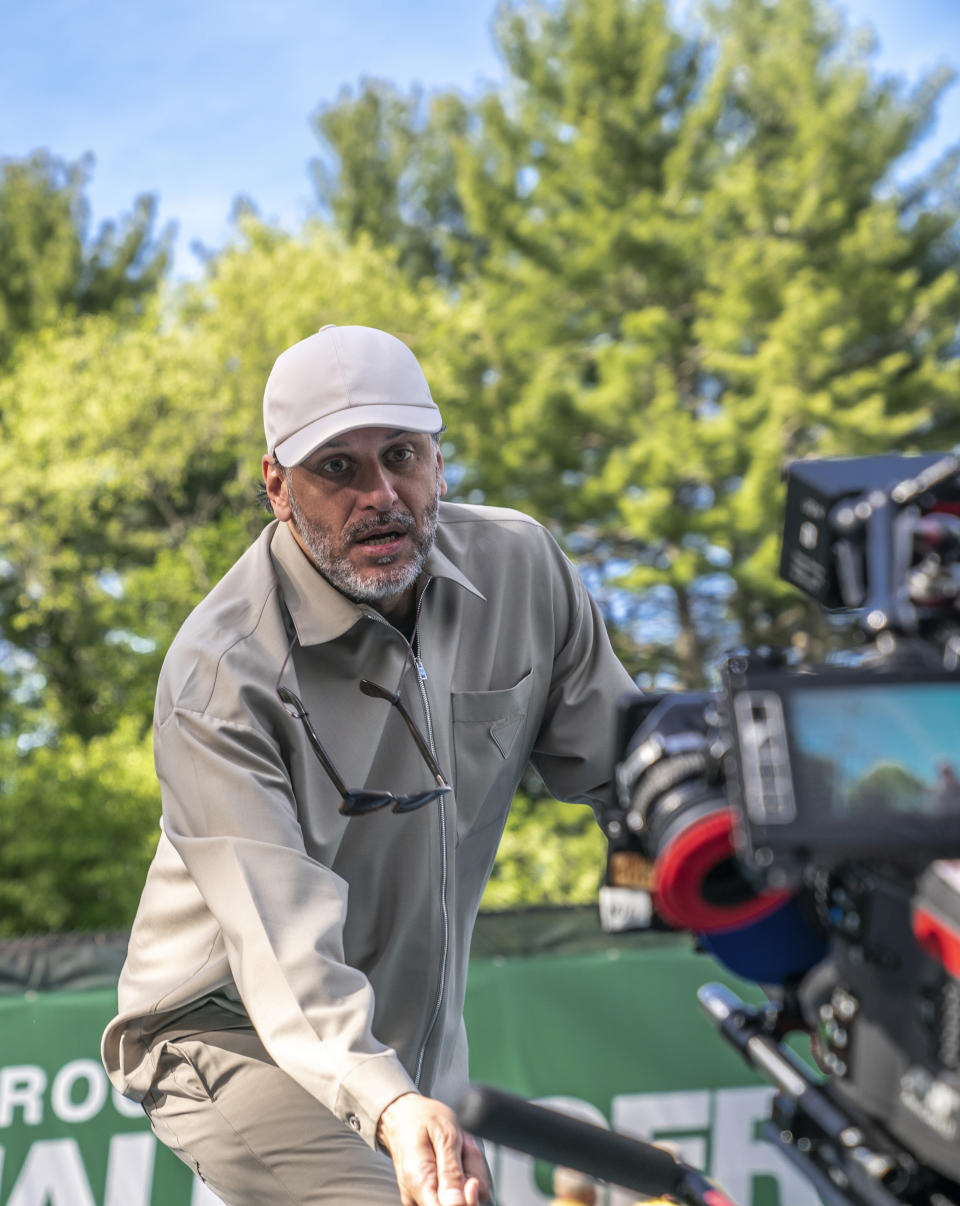 El director Luca Guadagnino en el plató de "Challengers" en una imagen proporcionada por MGM. El Festival de Cine de Venecia inaugurará su 80a edición con la película. (Niko Tavernise/Metro Goldwyn Mayer Pictures vía AP)