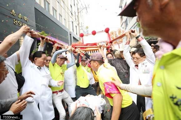 大甲媽鑾轎回鑾停駕員林市宏仁醫院，今年依例安排多位白袍醫師扛轎為患者祈福。（記者方一成攝）