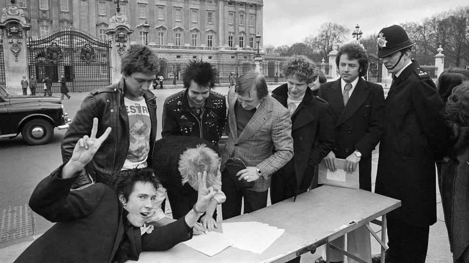 The Sex Pistols y su representante Malcolm McClaren firman un contrato frente al Palacio de Buckingham