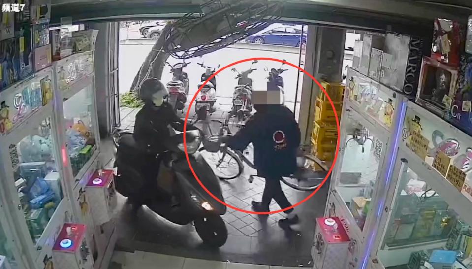 監視器拍到竊嫌偷走被害人腳踏車。（圖／翻攝畫面）