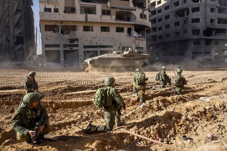 Tropas del ejército israelí en Khan Yunis, Franja de Gaza, en medio de continuas batallas entre Israel y el grupo militante palestino Hamas. (AFP)