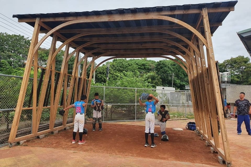 公東高工「木後花絮」社團與臺灣義築協會合作，為卑南國小少棒隊打造木構牛棚。