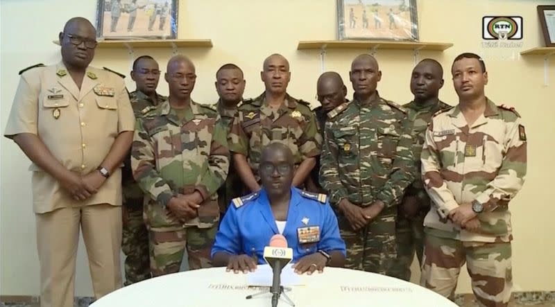 ▲西非國家尼日於26號晚間發生政變，陸軍發言人阿卜杜拉赫曼（Amadou Abdramane）上校在國營電視發表演說，表示由於安全局勢惡化、社會和經濟管理不善，軍隊決定結束貝佐姆政權，接手國家。（圖／美聯社／達志影像）