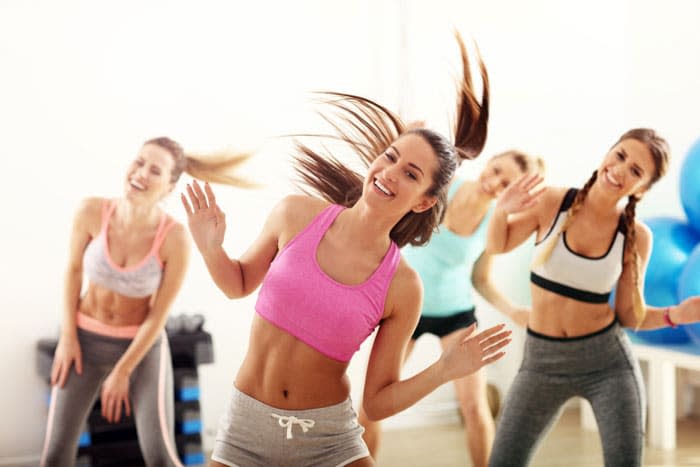 grupo de mujeres bailando