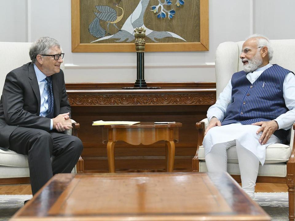 比爾蓋茲（左）3月訪問印度，並與印度總理莫迪（右）會面，如今傳出在會見中國國家主席習近平。（翻攝自臉書＠Bill Gates）