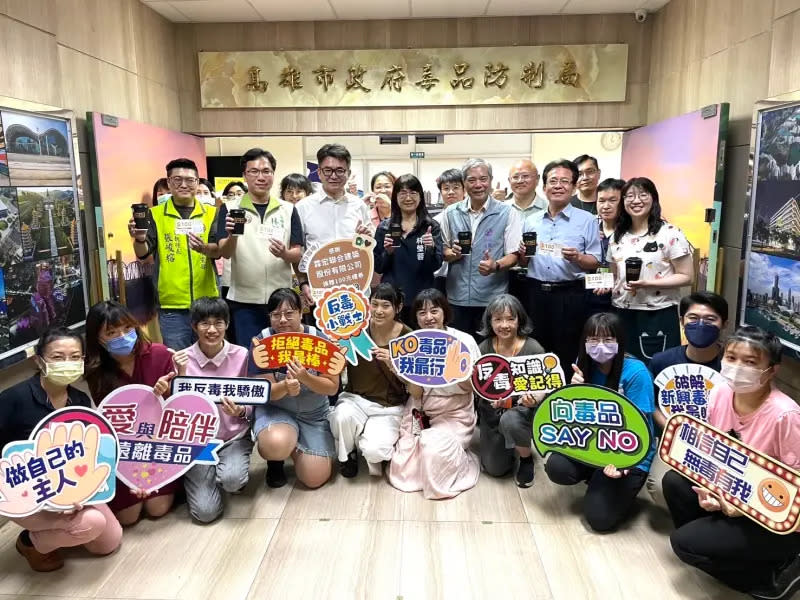 ▲為響應626國際反毒日，體恤毒防局同仁的辛勞，高雄市議員林智鴻與社福慈善總會共同媒合霖宏建築捐贈123杯咖啡，請毒防局夥伴喝咖啡。(圖／高市議員林智鴻提供)