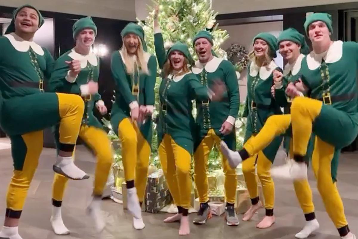 Pioneer Woman Ree Drummond's Family Celebrates Christmas in Colorado in  Matching Elf Costumes