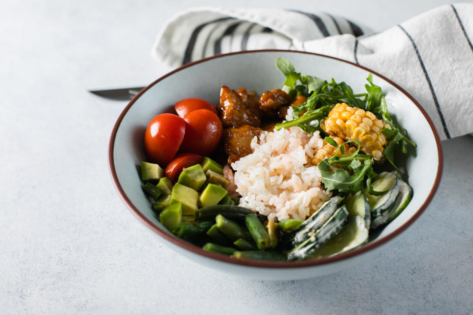 Lo más recomendable para ayudar a nuestro cuerpo es elegir alimentos naturales por encima de los procesados. (Getty Creative)