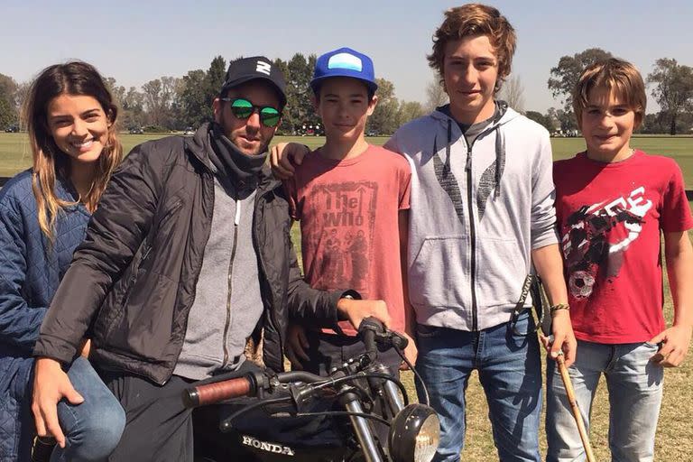 Barto Castagnola y su hermano Camilo (derecha) en 2016, con su entonces admirado y hoy compañero y capitán Polito Pieres, y su amigo Rufino Bensadón, que será rival el próximo sábado en el Argentino Abierto, cuando La Natividad se estrene ante Chapaleufú.