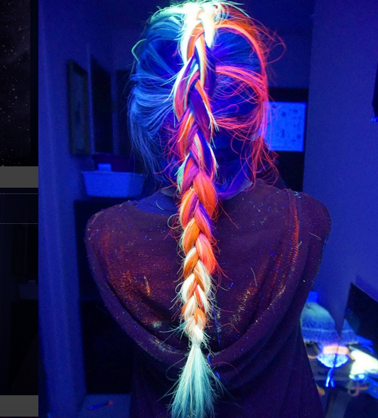 Foto:Instagram/Rainbowmegz Bei Megan McKay dreht sich alles um Neonfarben – sie mag es eben bunt. Mit ihrem leuchtenden Flechtzopf sorgt sie momentan für Furore in den sozialen Netzwerken.