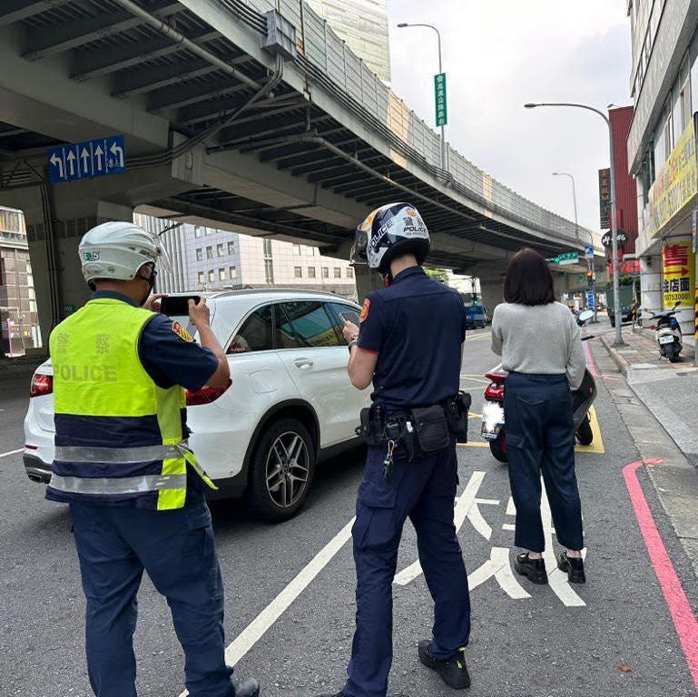 何如芸要下電視台停車場時突然被機車攔腰撞上。（翻攝自何如芸臉書）