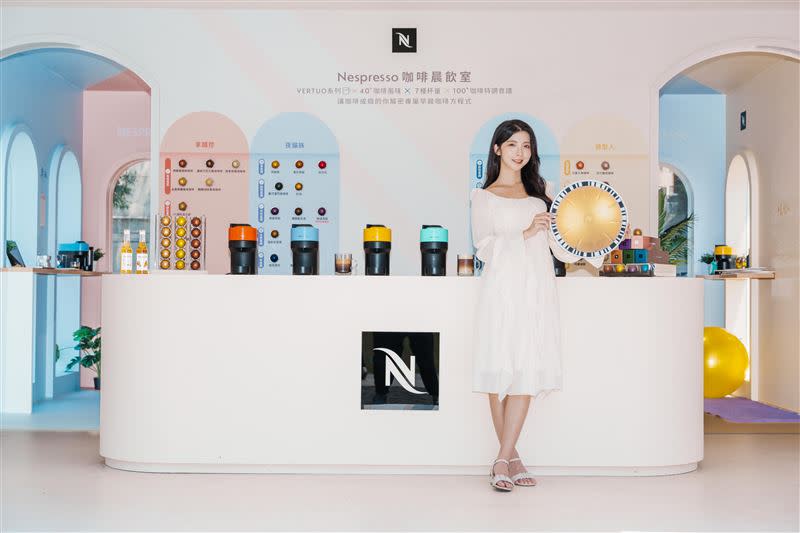 Nespresso把咖啡膠囊放大了！輕鬆拍出趣味互動情境照。（圖／品牌業者提供）