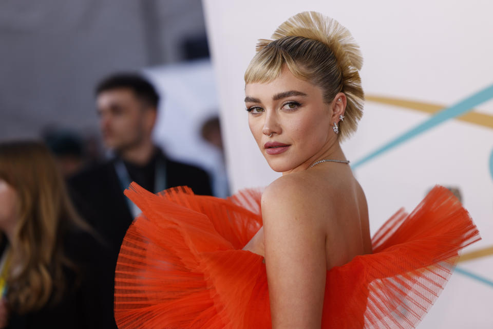 Florence Pugh posa a su llegada a la 76a entrega de los Premios BAFTA de la Academia Británica de Cine, en Londres, el 19 de febrero de 2023 (Foto Vianney Le Caer/Invision/AP)