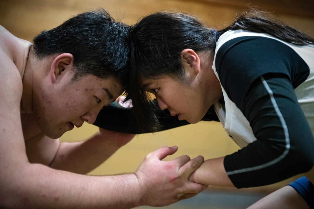 Kotone Hori, integrante del equipo de sumo femenino de la Universidad de Asahi, lucha con un oponente masculino durante una sesión de entrenamiento en el gimnasio de sumo de la universidad en Gifu, Japón. (Foto de Carl Court/Getty Images)