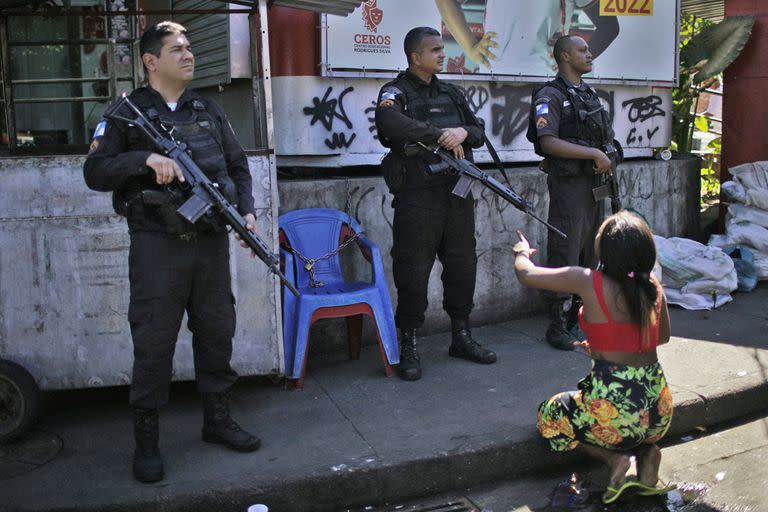 Un residente de la favela Complexo do Alemao protesta frente a los policías durante una redada policial en Río de Janeiro, Brasil, el 21 de julio de 2022. 