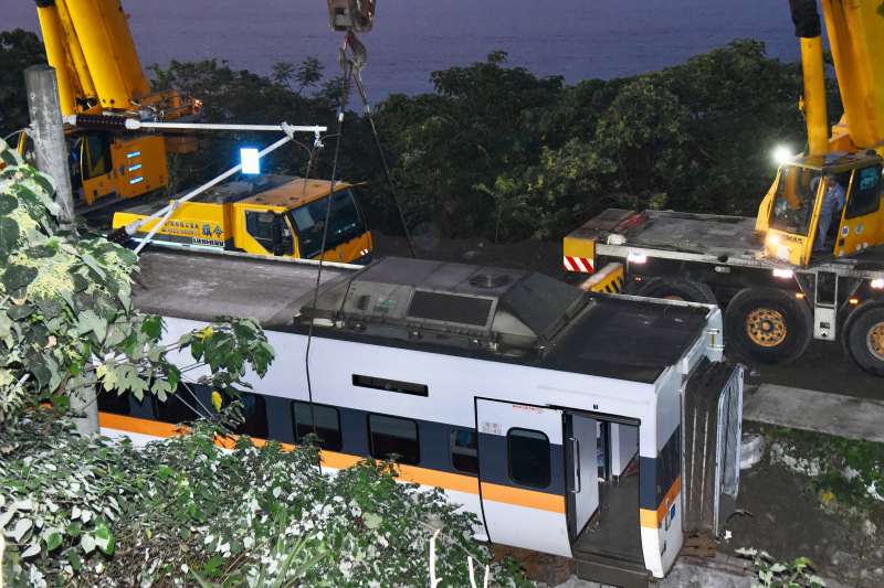 20210403-台鐵太魯閣號列車事故，列車吊掛。（顏麟宇攝）
