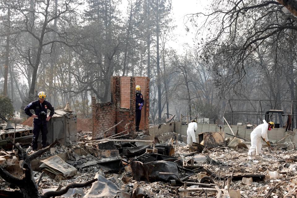 Rettungskräfte arbeiten auf den vom “Camp Fire” zerstörten Flächen. (Bild: Wu Xiaoling/XinHua/dpa)