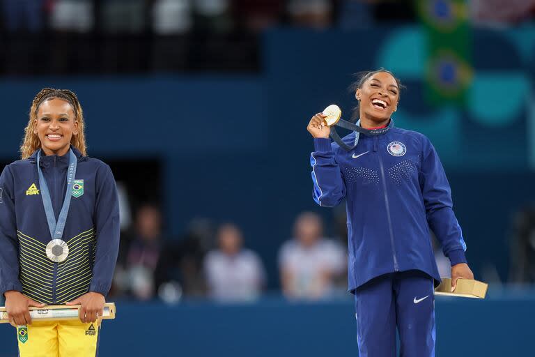 Rebeca Andrade, medalla plateada; Simone Biles, dorada
