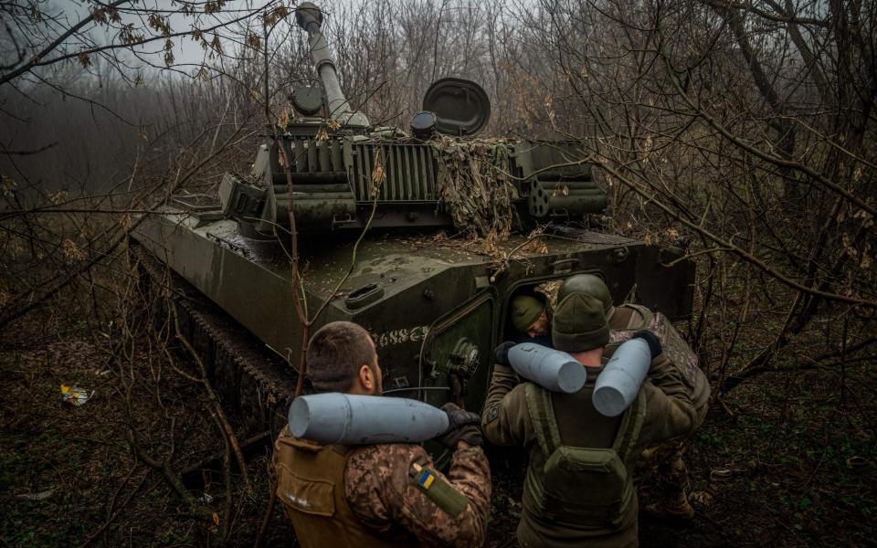 Ukrainian artillerymen from the 24th brigade load an ammunition inside of a 2S1 Gvozdika self-propelled howitzer, near Bakhmut - IHOR TKACHOV/AFP