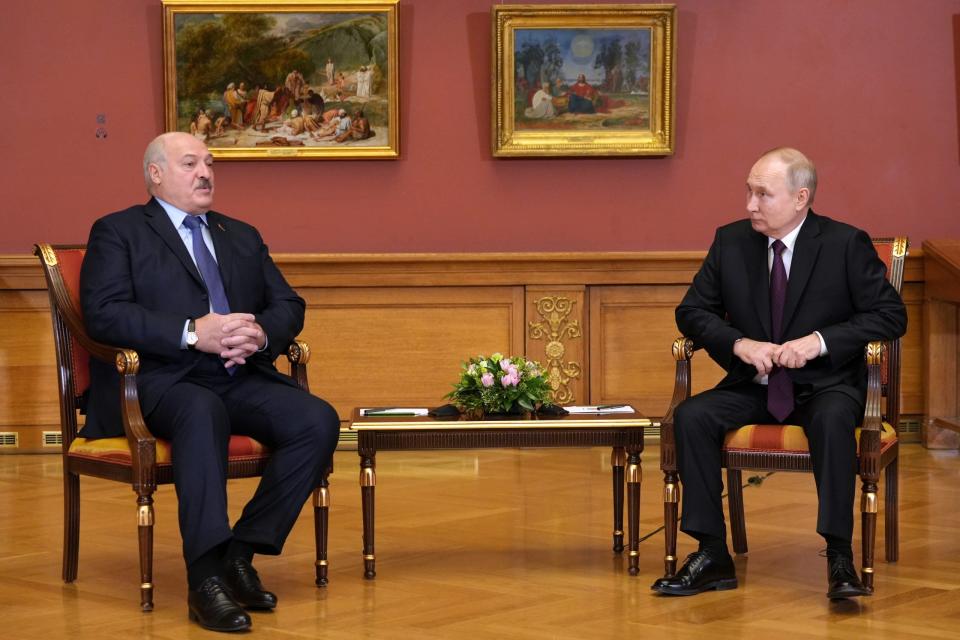 Russlands Machthaber Wladimir Putin mit seinem engsten Verbündeten, dem belarusischen Präsidenten Alexander Lukaschenko - Copyright: picture alliance/dpa/POOL/Alexei Danichev
