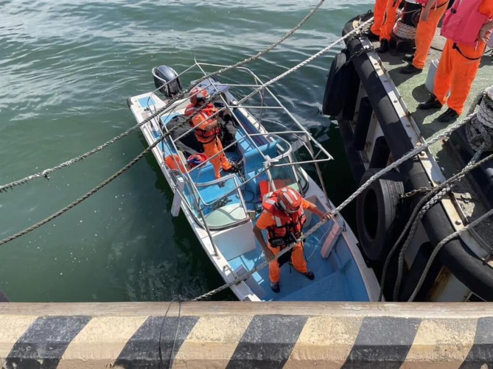 中國60歲男子9日從福建駕駛快艇直闖淡水，海巡人員當場查扣偷渡所乘小船。（翻攝畫面）