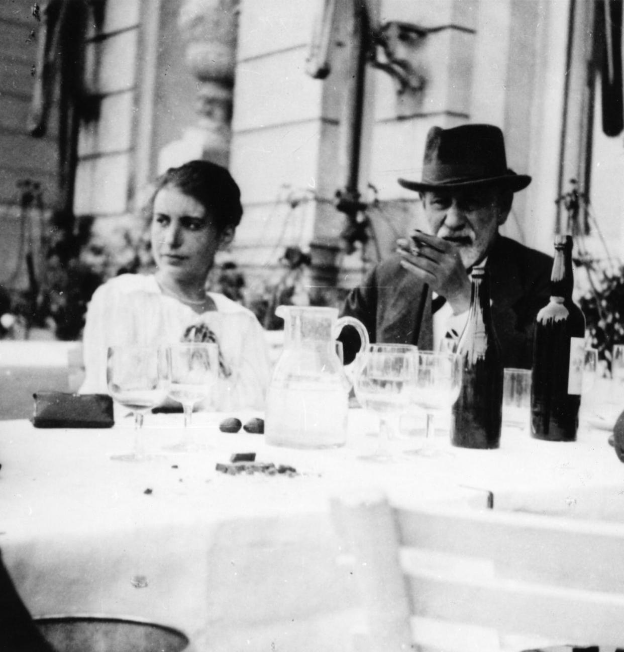 <span class="caption">Sigmund Freud con su hija Anna en el VI Congreso Internacional de Psicoanálisis, La Haya, 1920</span> <span class="attribution"><a class="link " href="https://commons.wikimedia.org/wiki/File:Sigmund-Freuds-daughter-Anna-1920.1.jpg" rel="nofollow noopener" target="_blank" data-ylk="slk:Wikimedia Commons;elm:context_link;itc:0;sec:content-canvas">Wikimedia Commons</a></span>