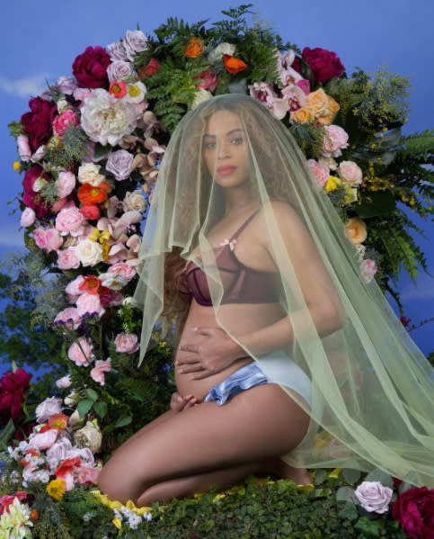 <p>Beyoncé erwartet nicht ein, sondern gleich zwei Babys! Queen Bey verkündete auf Instagram, dass sie mit Zwillingen schwanger ist: „Wir möchten unsere Liebe und unser Glück teilen. Wir sind zweifach gesegnet worden. Wir sind unglaublich dankbar, dass unsere Familie auf zwei weitere Mitglieder anwachsen wird und wir danken euch für eure Glückwünsche. – Die Carters.“ [INSTAGRAM] </p>