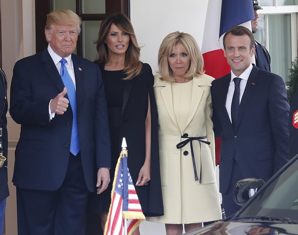 (FOTOS) Doble beso francés y mucha pompa: así recibió Trump a Macron en la Casa Blanca