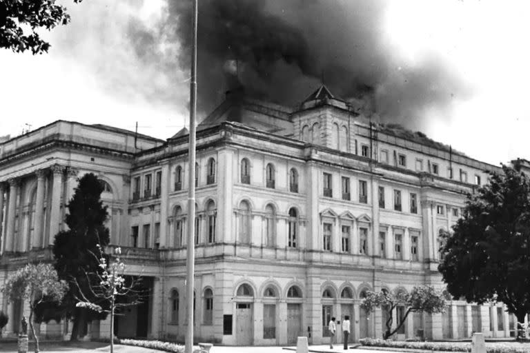 Una de las primeras escenas tomadas del incendio del Teatro Argentino por el fotógrafo Alberto Mego