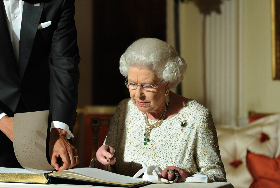 The Queen’s <span>American State Visit Brooch features 14-karat yellow gold, diamonds and moss agate. [Photo: Getty] </span>