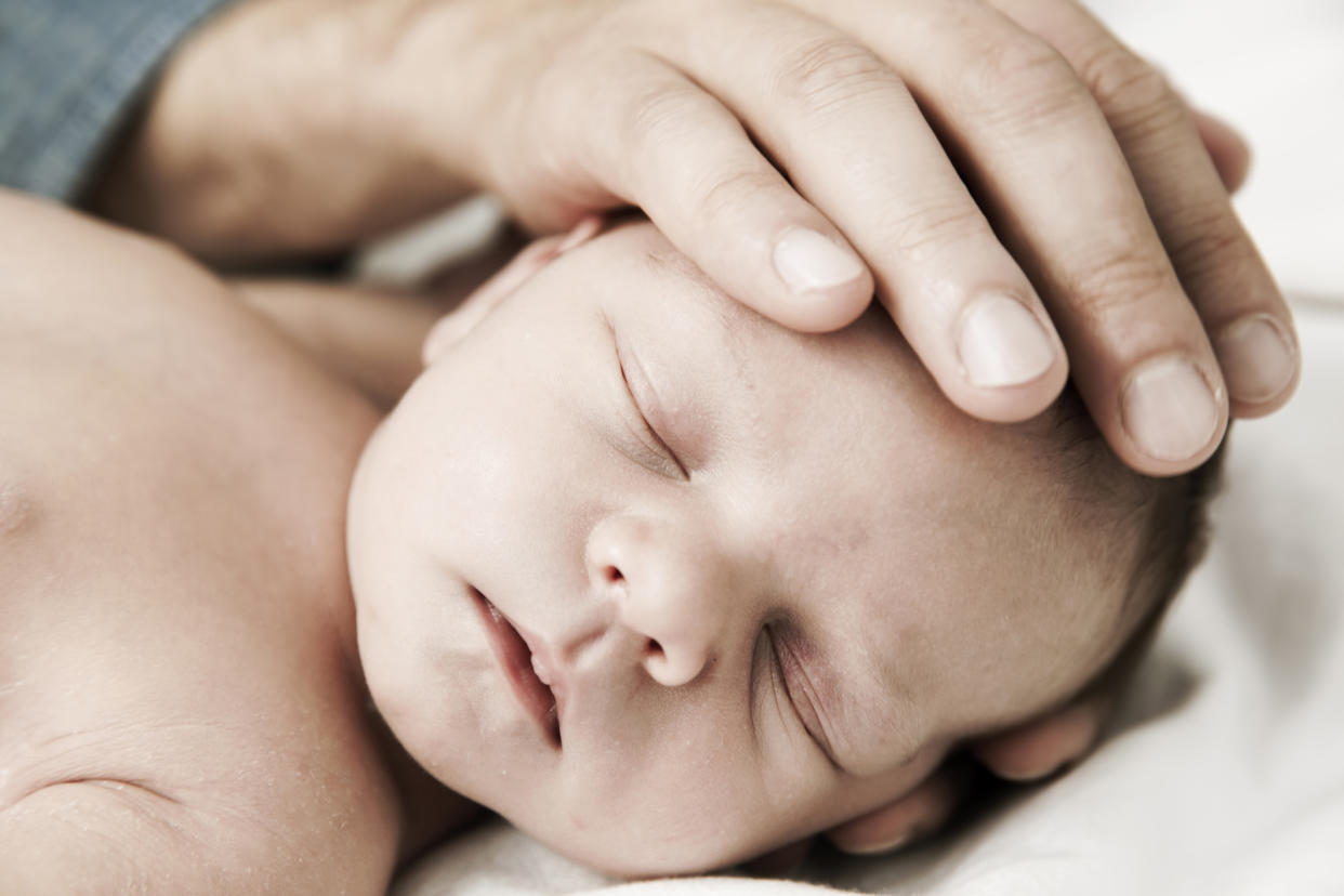 A dad's simple yet effective baby sleep hack is trending online [Photo: Getty]