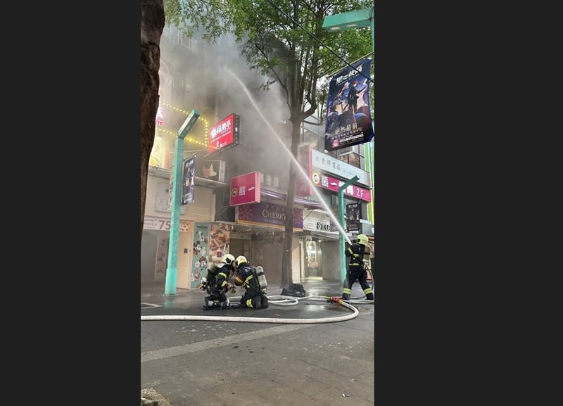 台北市西門町商圈一間燒烤餐廳29日發生火警，消防局獲報立即派員到場灌救並疏散現場人員，火勢迅速撲滅，所幸無人傷亡。（翻攝照片／中央社）