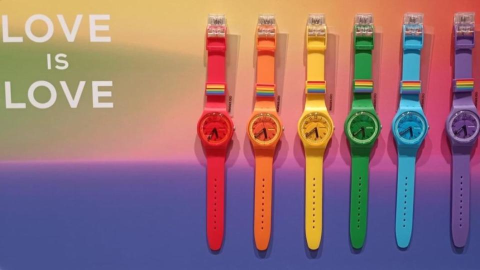 瑞士知名鐘錶品牌「Swatch」推出的彩虹手錶。（圖／翻攝自Twitter@ChannelNewsAsia）